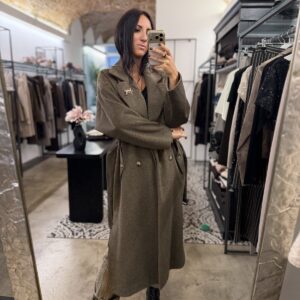 Cappotto con cintura e spilla castagna