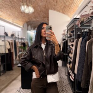 Giacca over ecopelle con zip fondente