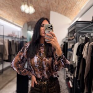 Blusa fantasia animalier + collana