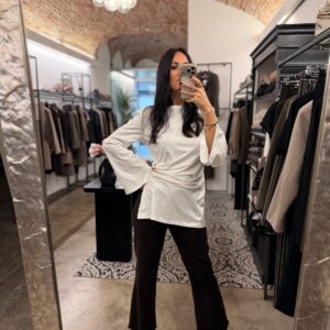 Pantalone con fondo sfrangiato